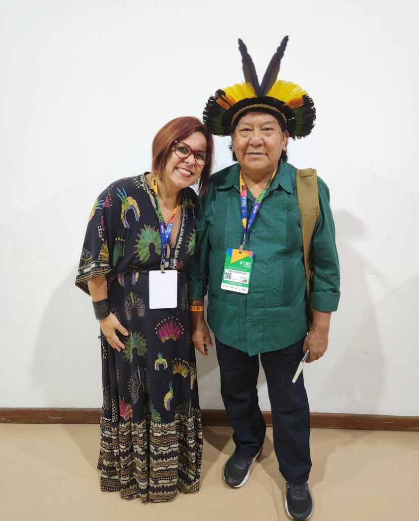 Alessandra Roscoe e Davi Kopenawa, um dos mais importantes líderes yanomami