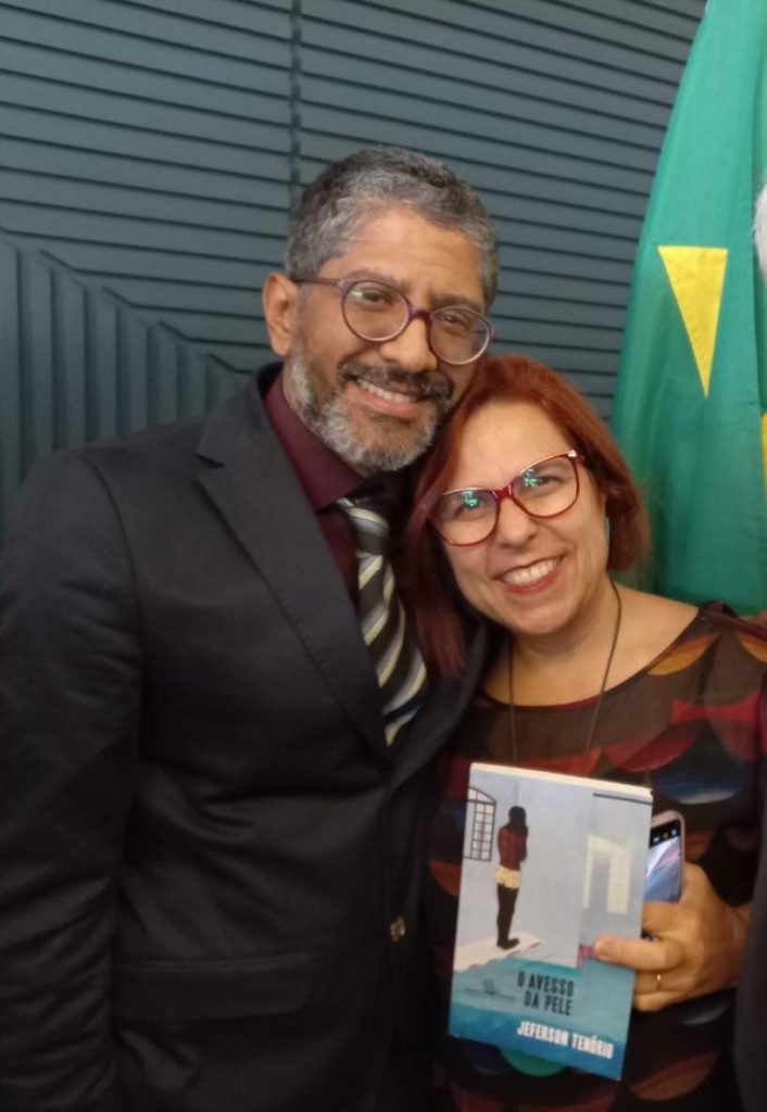 Alessandra com o escritor Jeferson Tenório, autor de Avesso da Pele, durante lançamento da Frente Parlamentar do Livro, Leitura e Escrita 